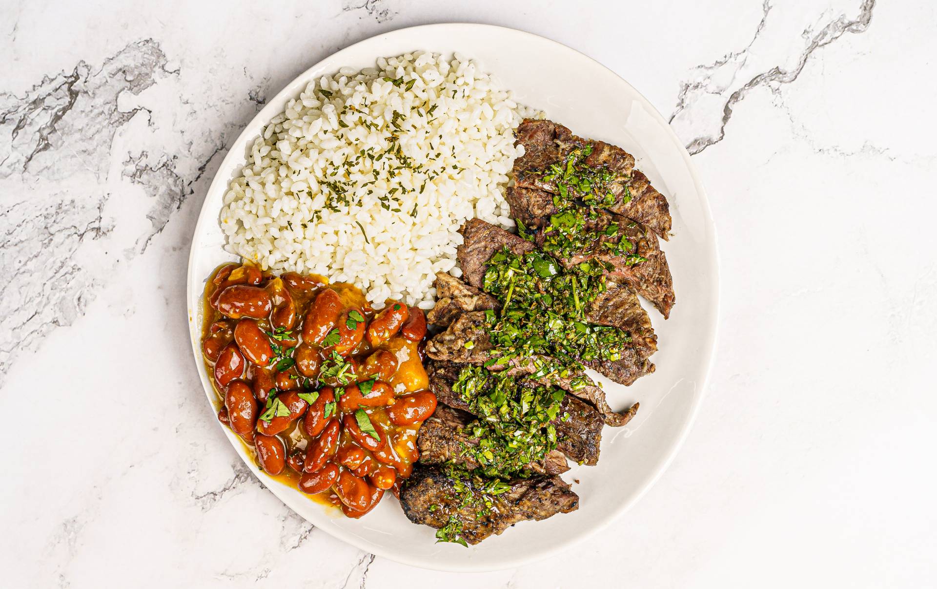 24. Churrasco con Chimichurri / Arroz con Habichuelas Rojas (B)