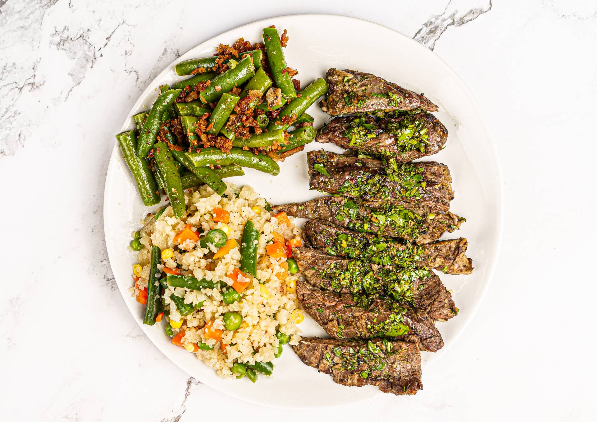 26. Churrasco con Chimichurri / Habichuelas Tiernas c. Tocineta y Arroz Coli Primavera (Low Carb)