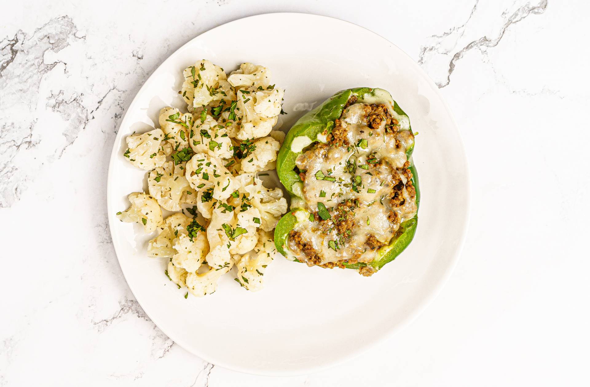 40. Pimiento Relleno de Carne Molida y Queso / Coliflor a las Yerbas (K)