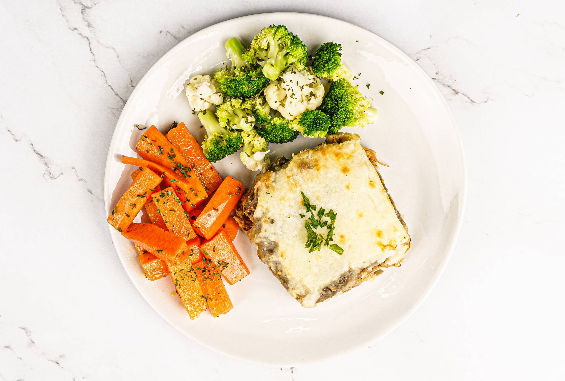 45. Lasagna de Berenjena Rellena de Pollo Desmenuzado / Carrot Sticks, Brócoli, Coliflor (Low Carb)