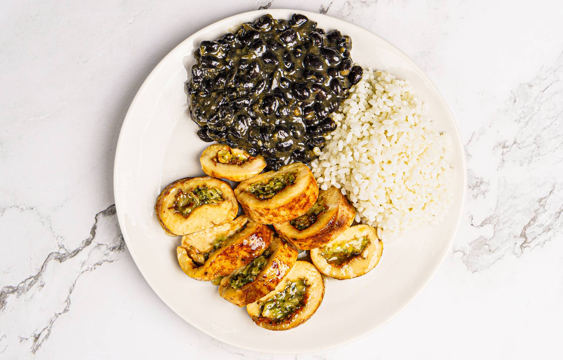 02. Pechuga de Pollo Rellena de Brócoli y Queso / Arroz Blanco con Habichuelas Negras (B)