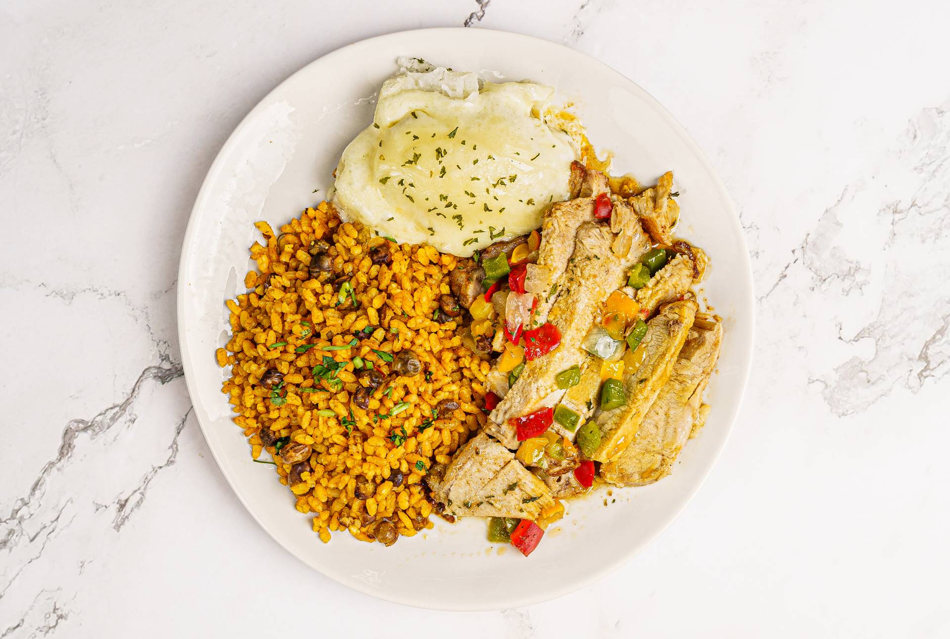 12. Lomo de Cerdo a la Plancha / Arroz con Gandules y Papa Lasqueada en Queso Gratinado (B)