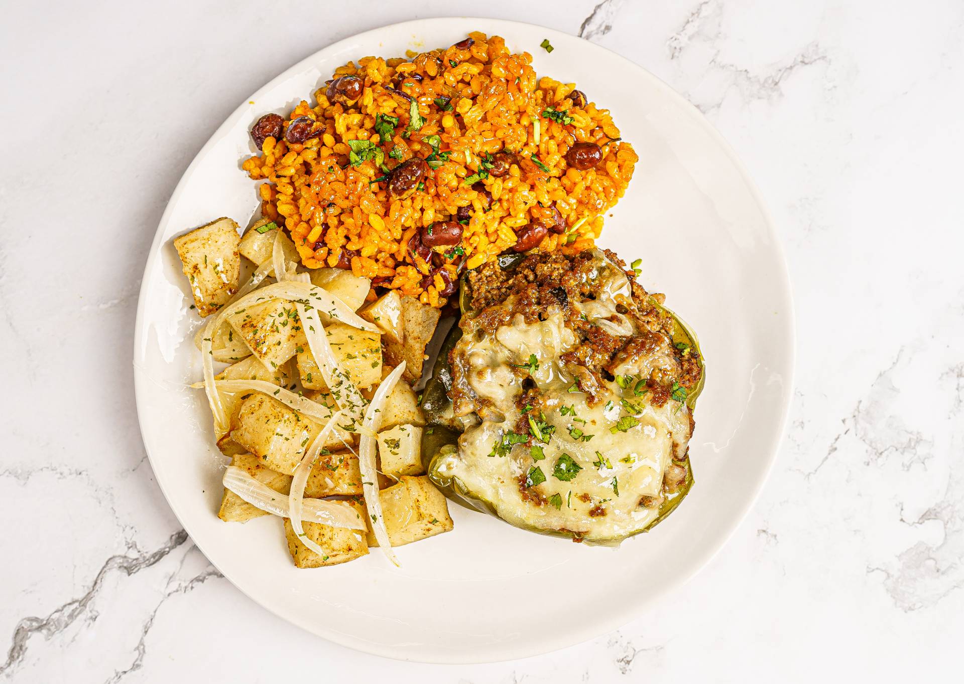 16. Pimiento Relleno de Carne Molida / Arroz Mamposteado y Papas Salteadas con Cebolla (B)
