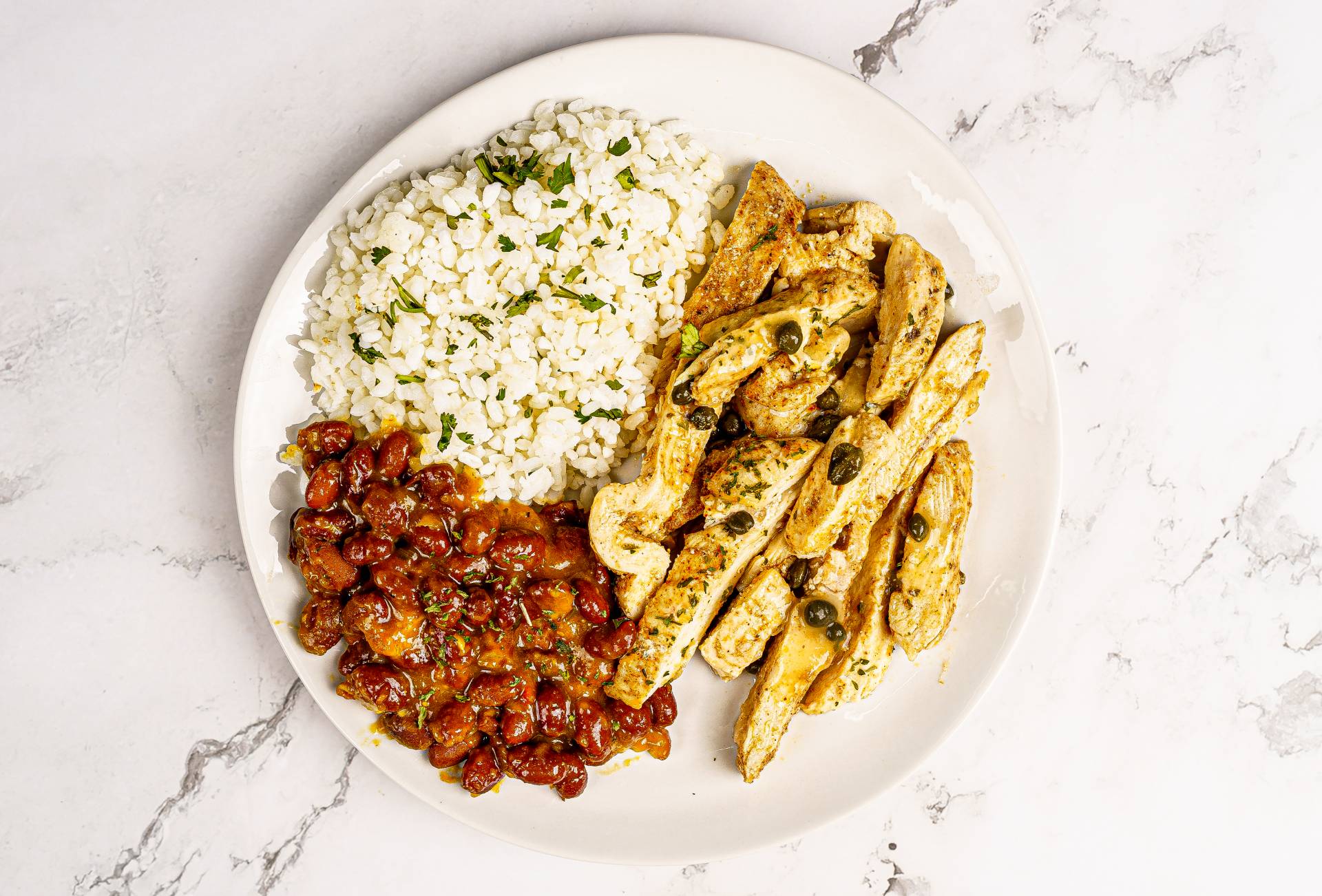 17. Pechuga de Pollo en Salsa Piccata / Arroz con Habichuelas Rosadas (B)