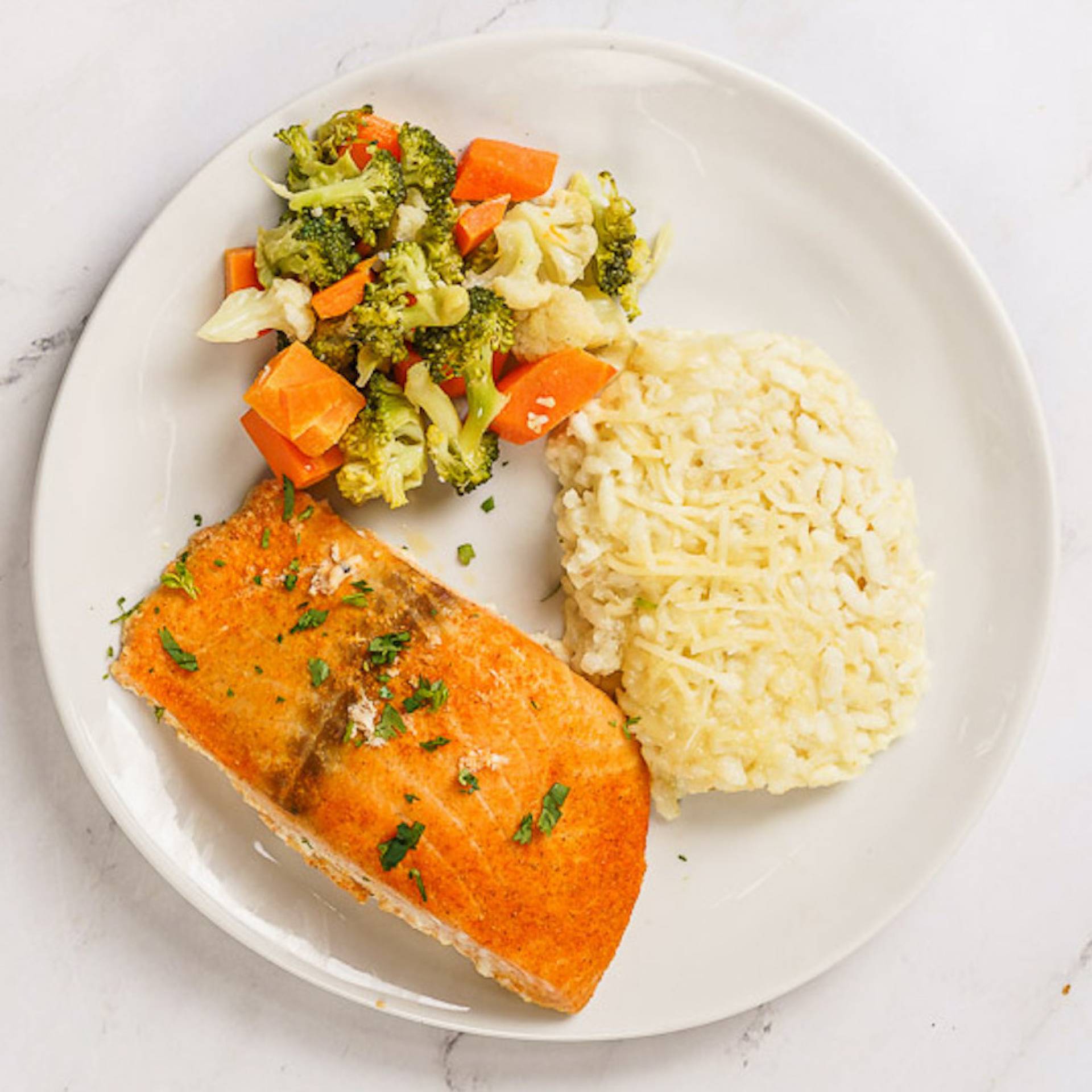 23. Salmon Sellado al Horno / Risotto y Vegetales mixtos