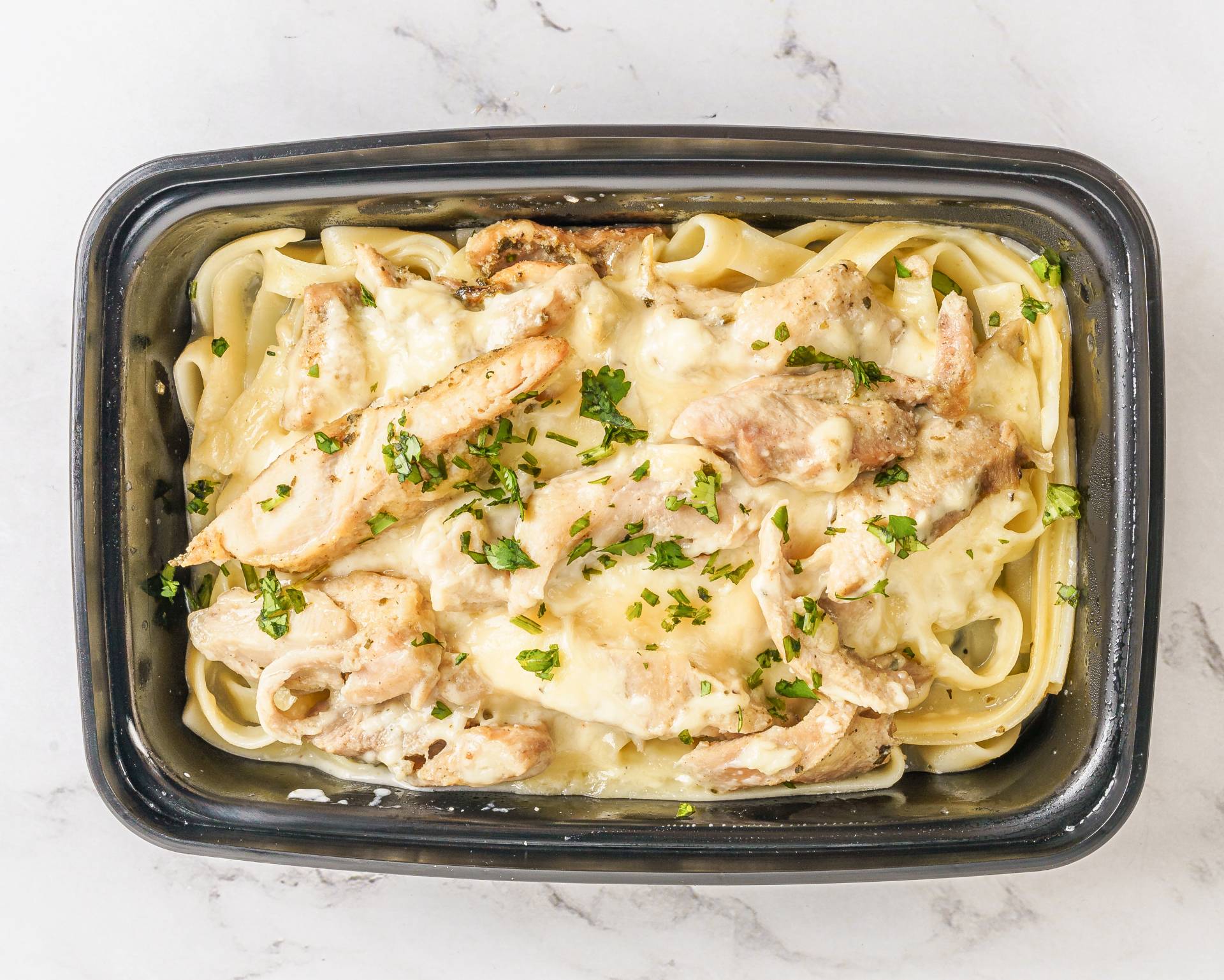 62. Fettuccine en Salsa Alfredo con Pollo -