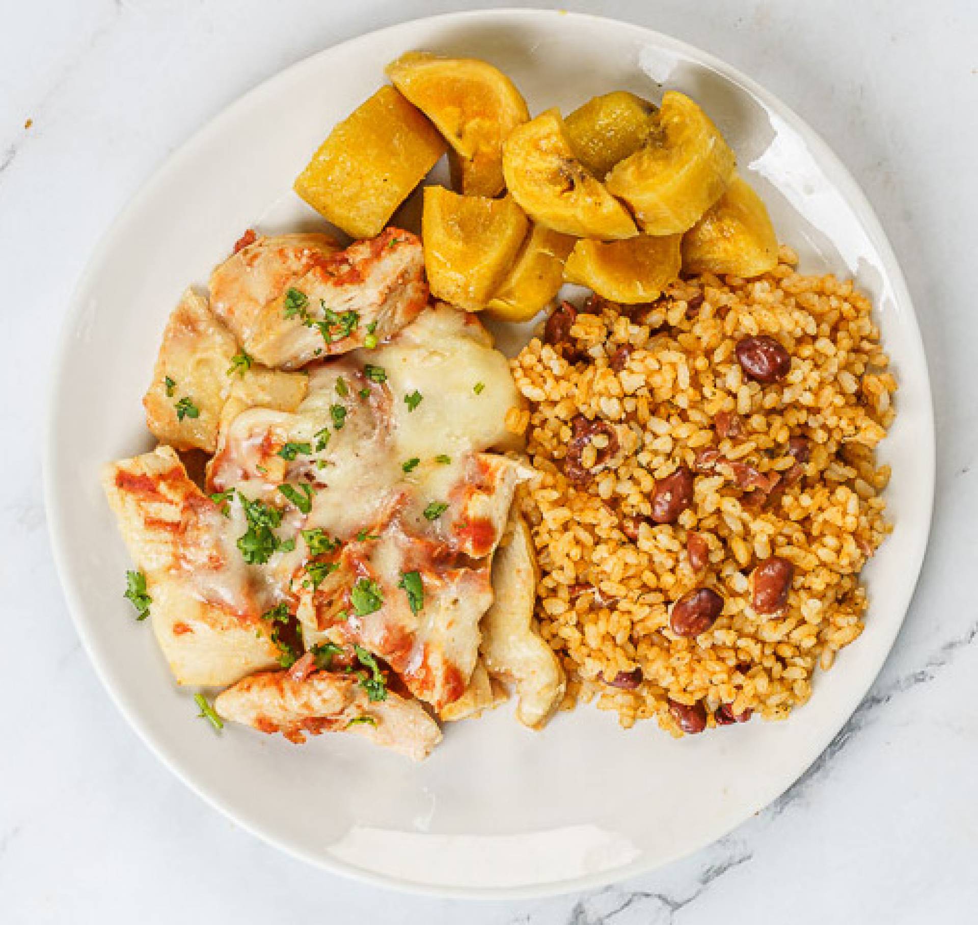 13. Pechuga Milanesa con Arroz Mampostiado y Amarillitos