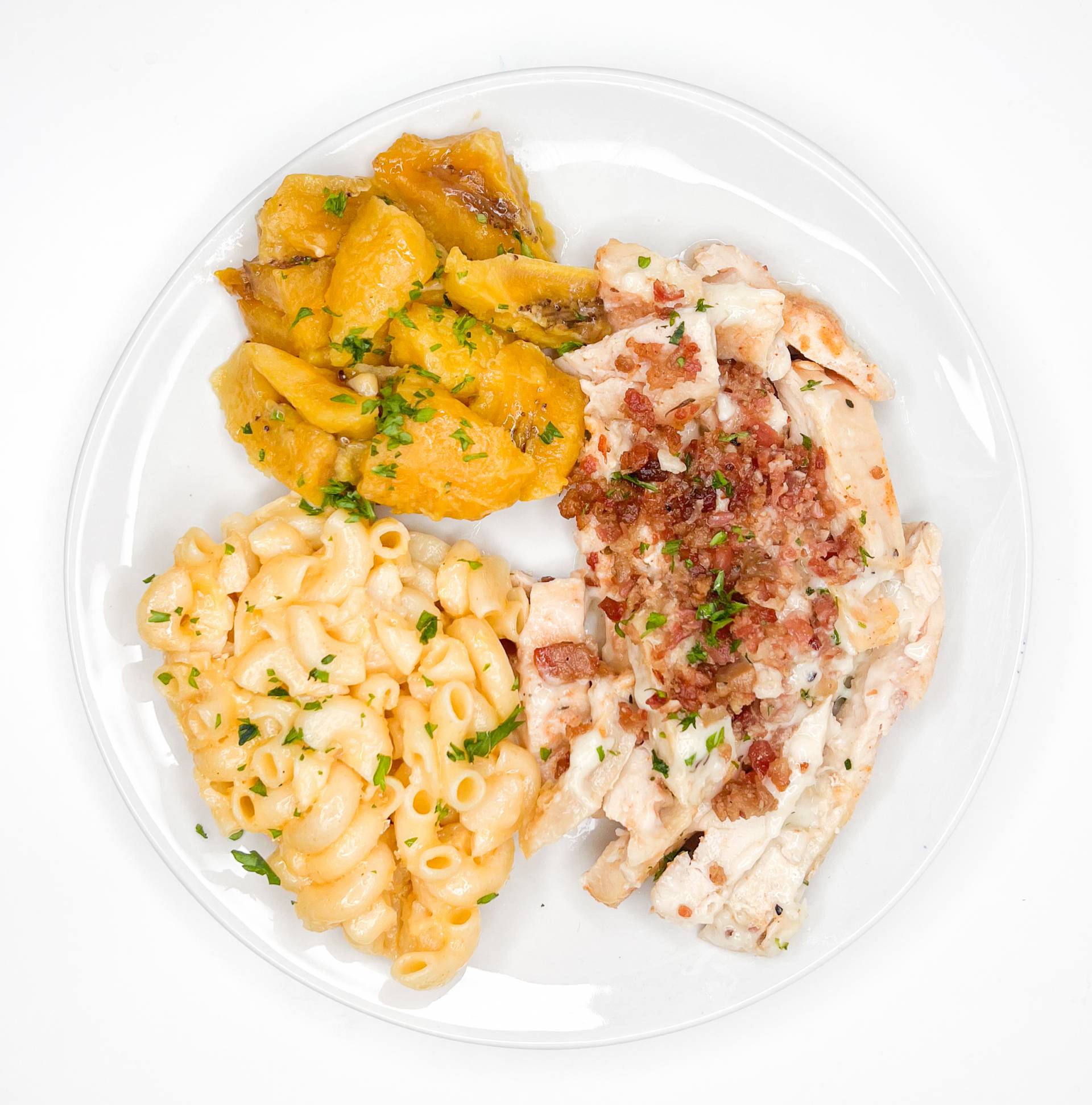 21. Pechuga en Salsa Blanca con Trocitos de Bacon / Mac & Cheese y Amarillitos