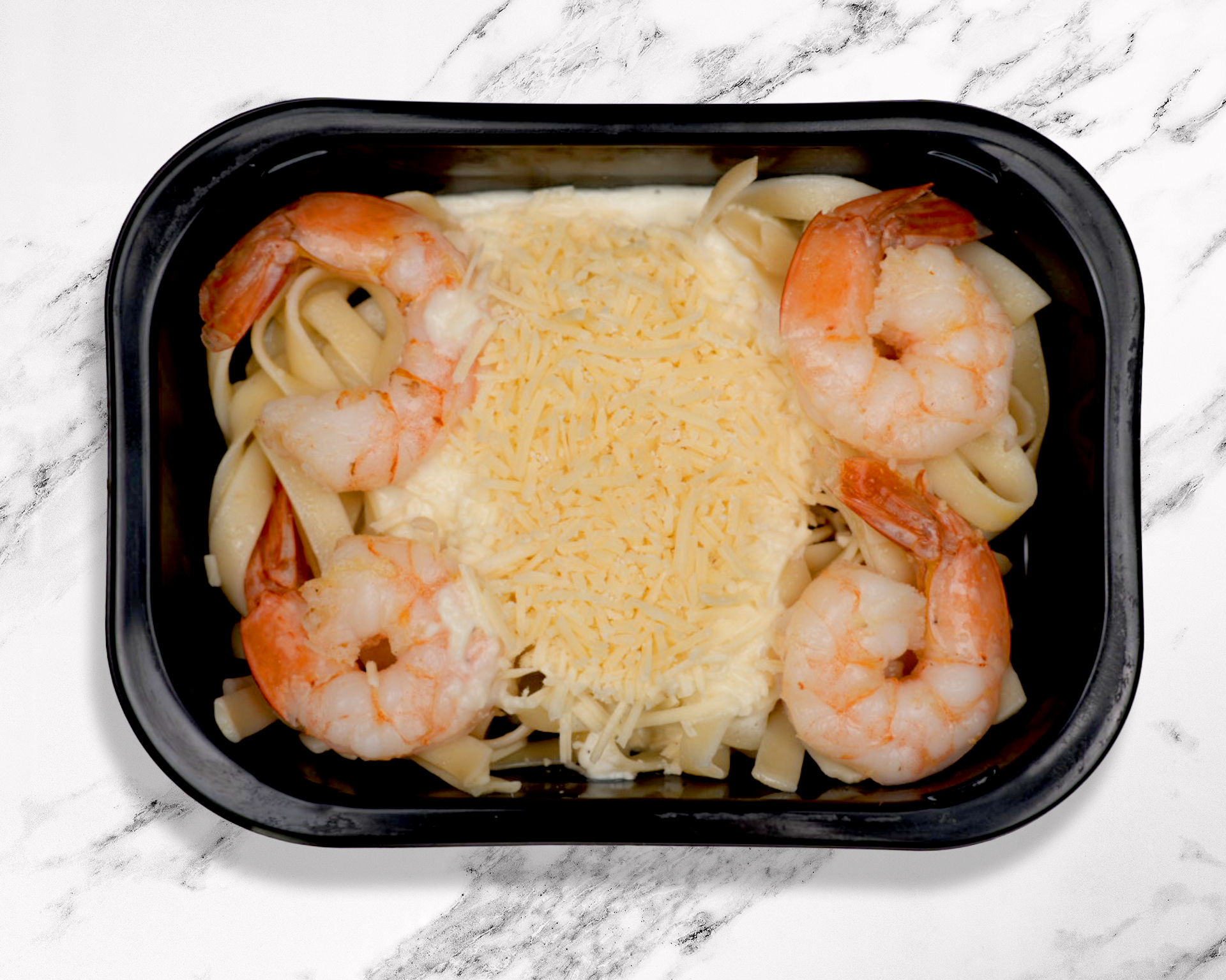 93. Fettuccine con Camarones en Salsa Alfredo